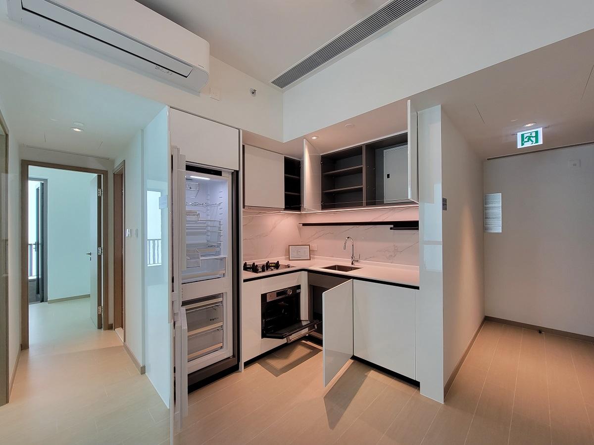 開放式廚房採用曲尺型設計,設有上、下兩組廚櫃,交樓標準配備雪櫃、煤氣嵌入式煮食爐、抽油煙機、蒸焗爐、洗衣乾衣機。