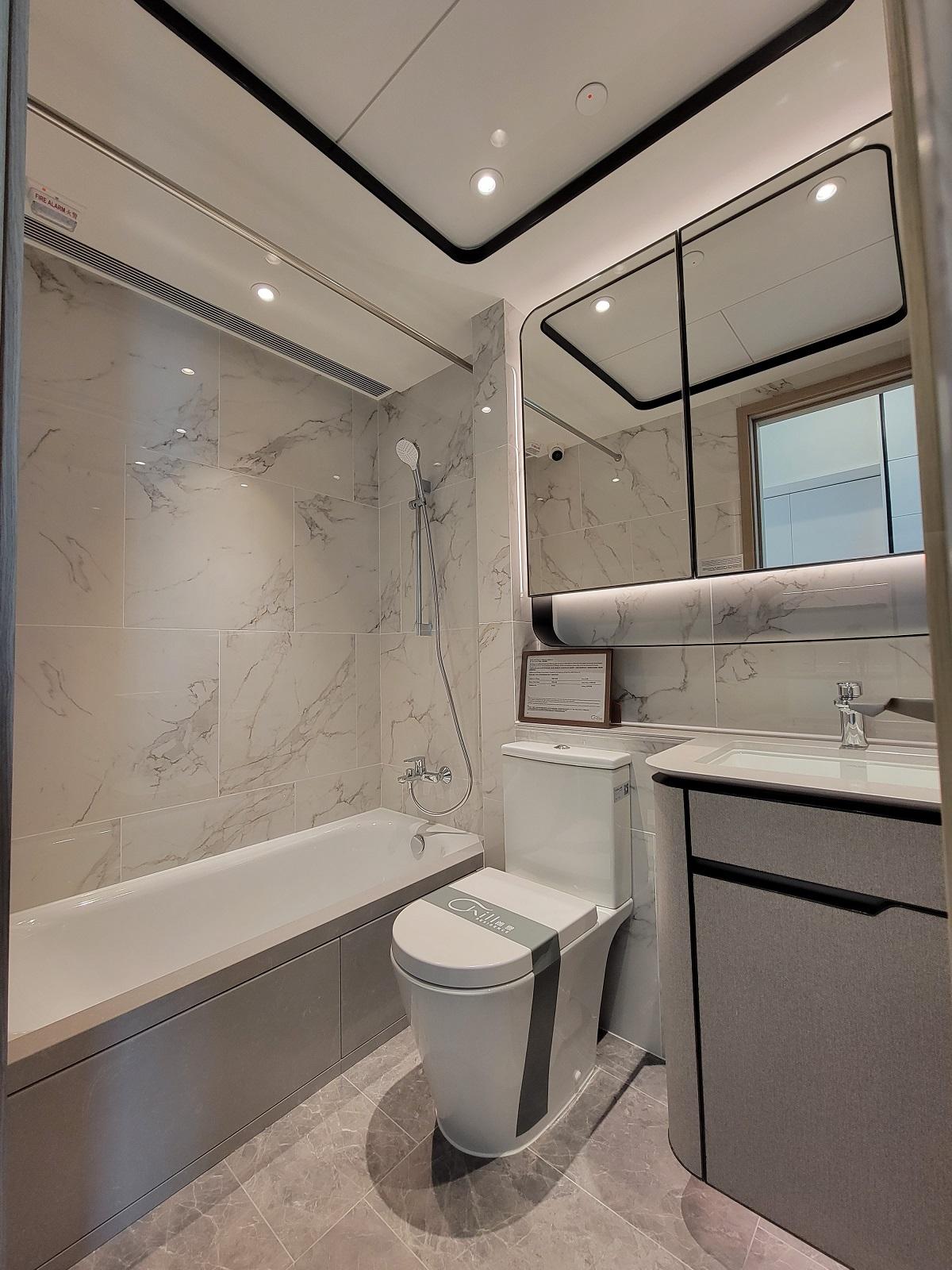 浴室不設窗戶,同樣備有浴缸。