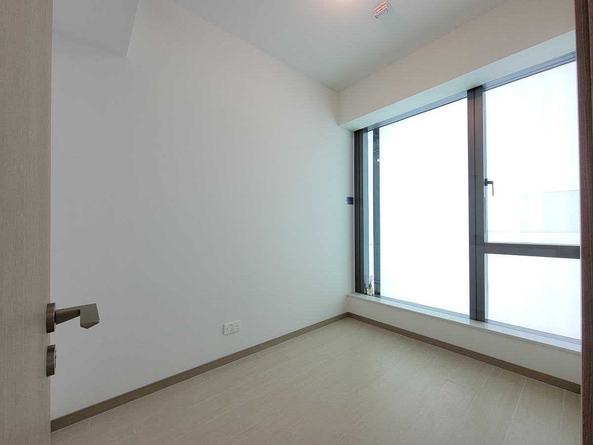 睡房擁特大玻璃窗,提升空間感及室內採光度。