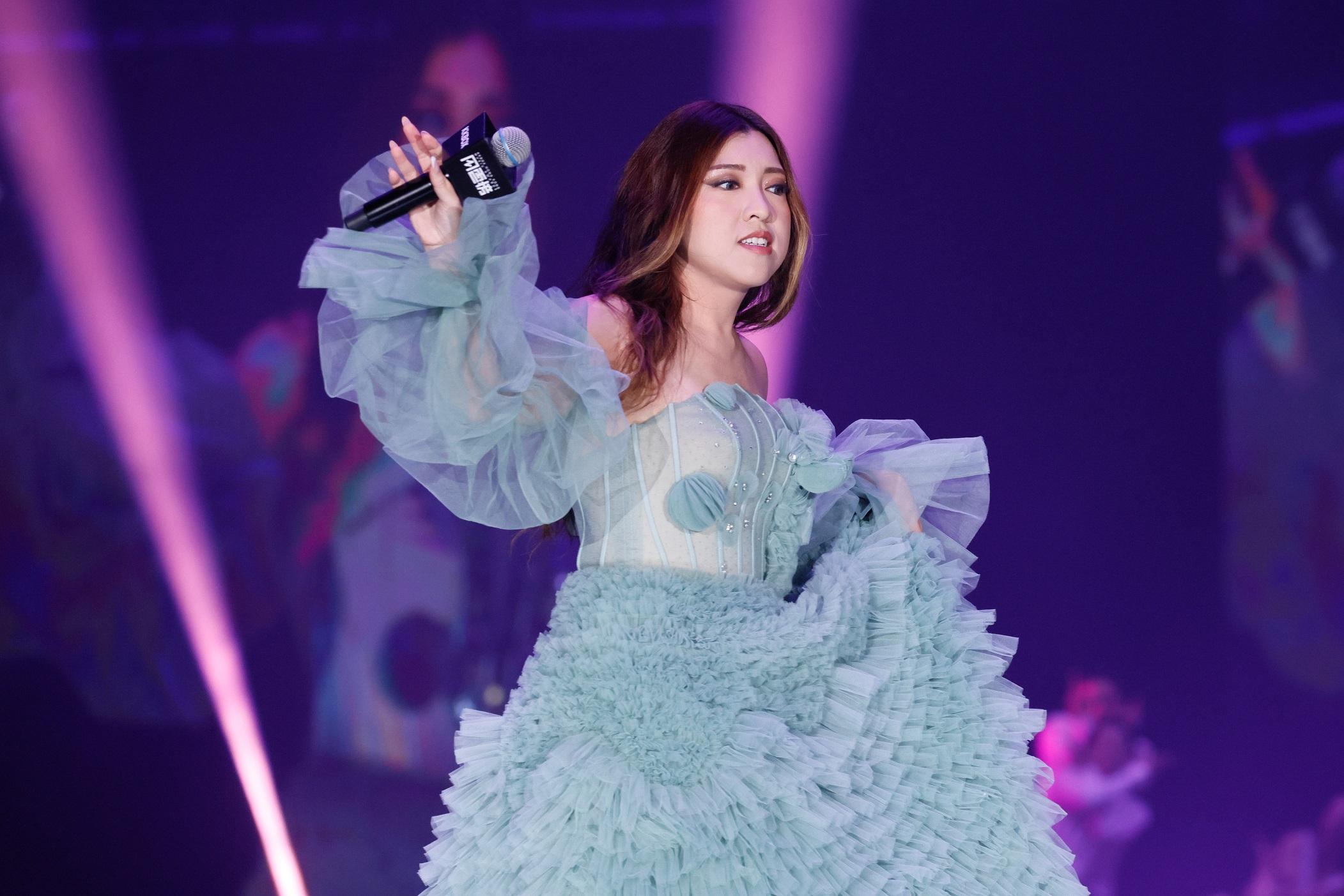 Serrini先後唱了《樹仔》和《旋轉with me》,並與家謙合唱《樹木真美》。(蘇文傑攝)