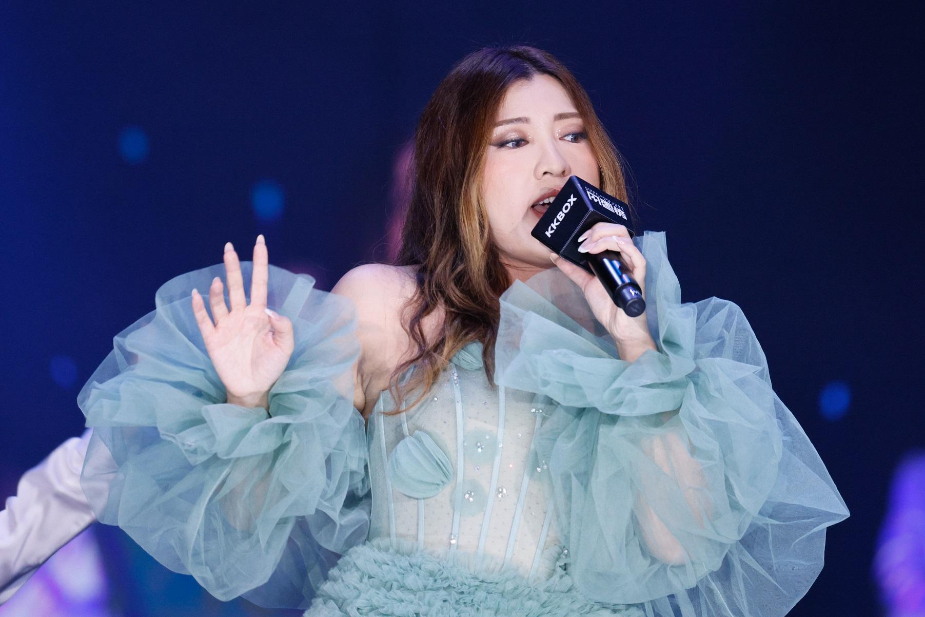 Serrini先後唱了《樹仔》和《旋轉with me》,並與家謙合唱《樹木真美》。(蘇文傑攝)