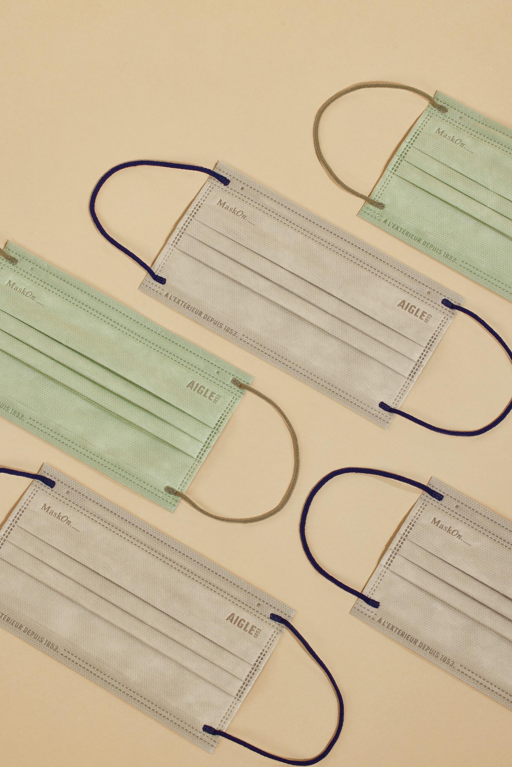 口罩採用限定顏色,淺綠色配深綠色耳繩和礦石灰配深藍色耳繩。