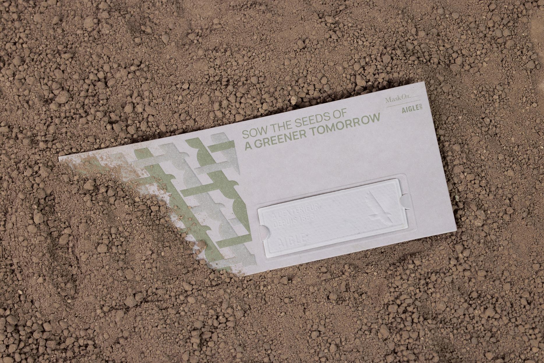 口罩同時附送綠化體驗概念書籤及向日葵種子卡。