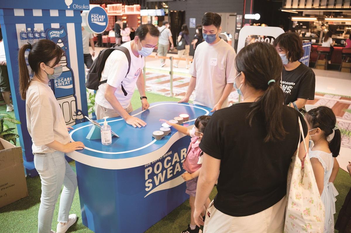 大人小朋友一齊參與寶礦力水特攤位遊戲。