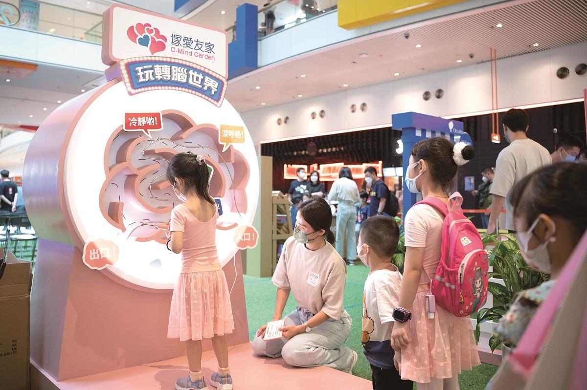 塚愛友家推出「玩轉腦世界」攤位遊戲,鍛鍊參加者的手眼協調和「腦力」。