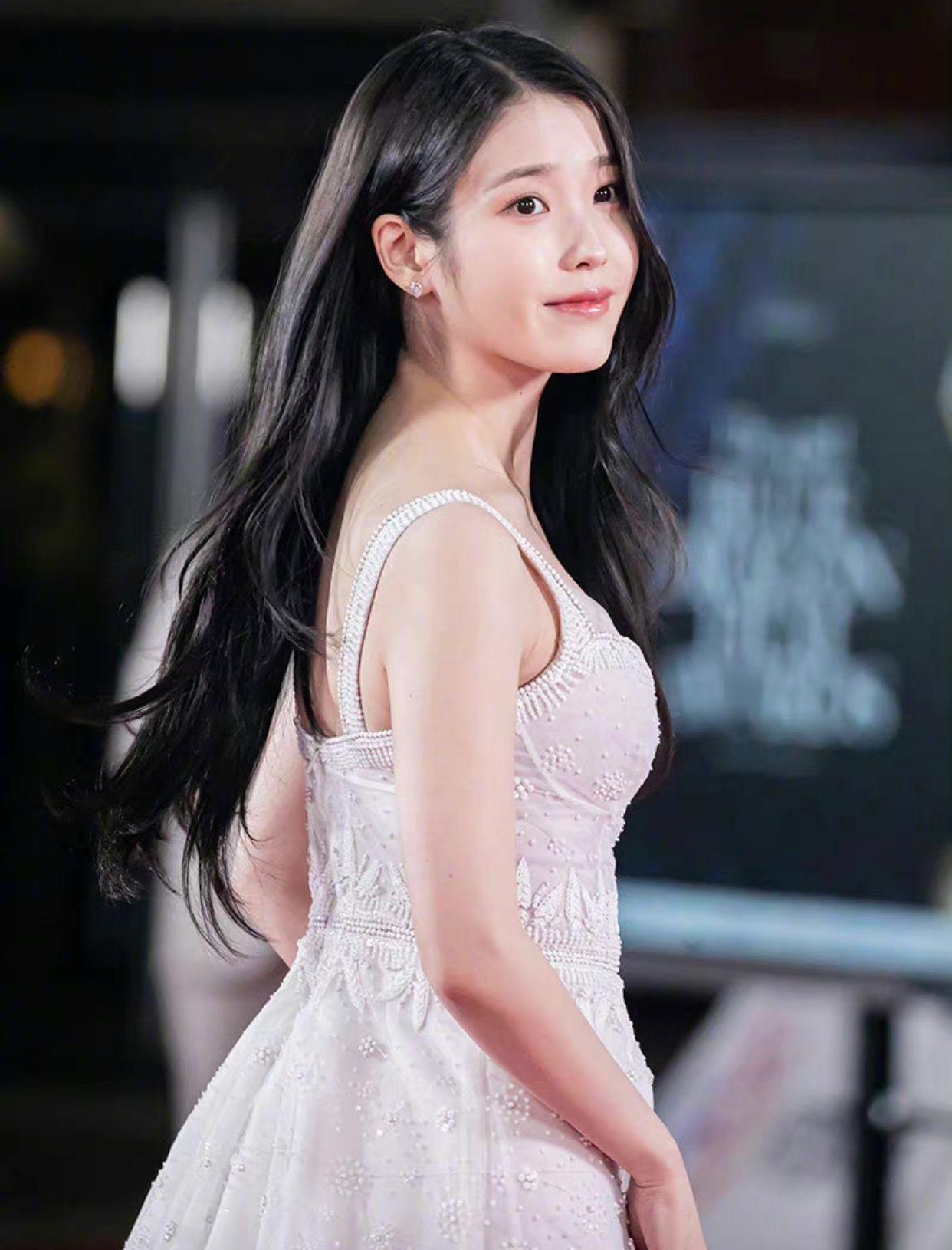 IU以女神Look現身紅地毯,艷壓全場。