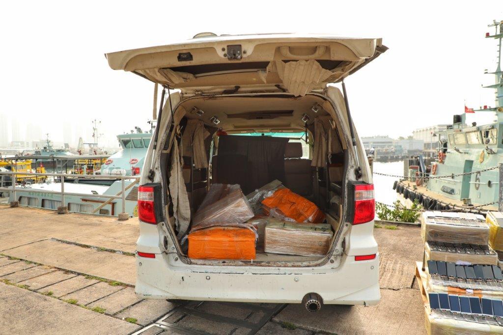 海關破快艇走私案檢一萬部舊智能手機。