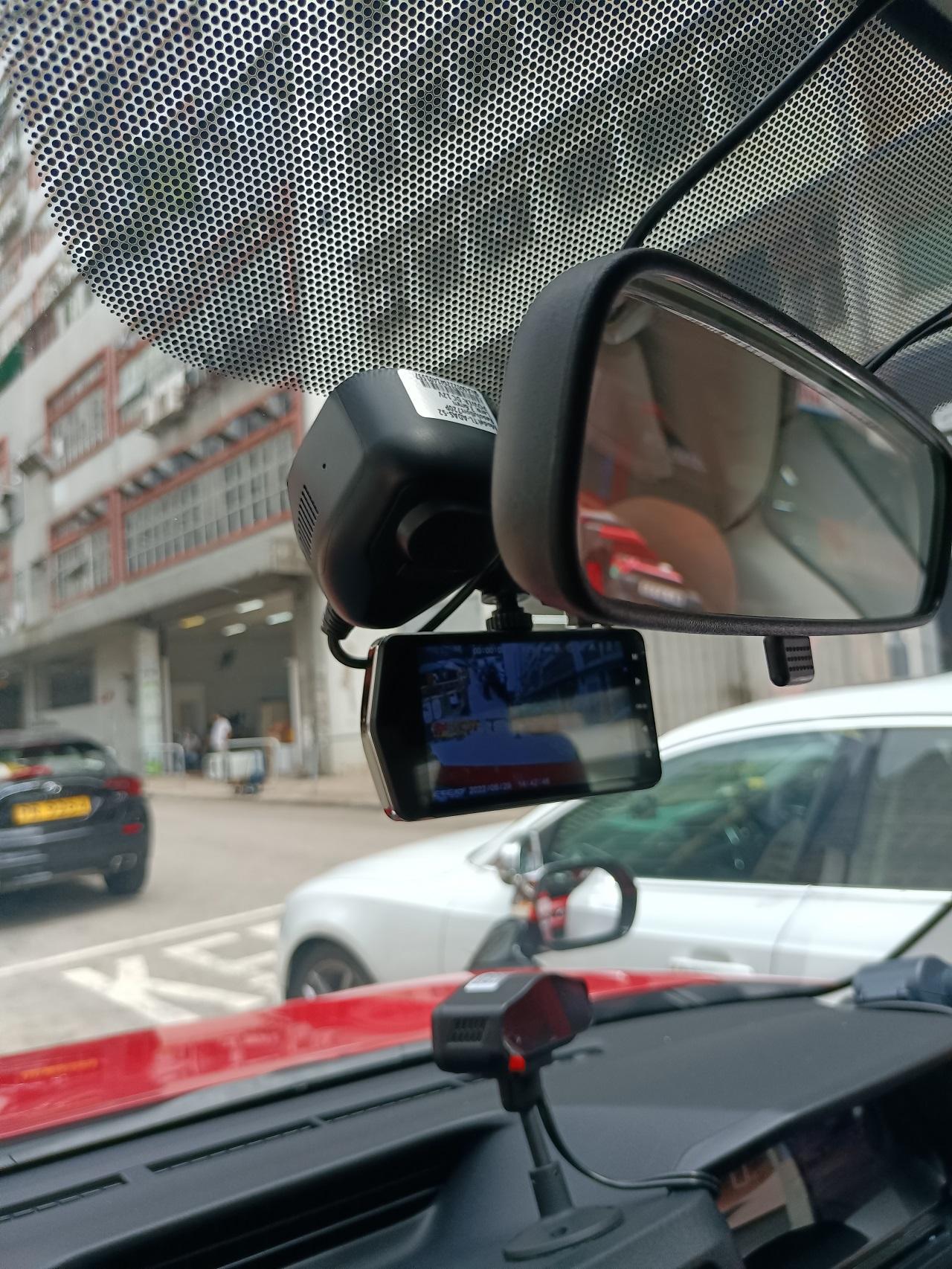 車廂前後均有路況紀錄鏡頭,採集道路狀況並轉化成數據分析。