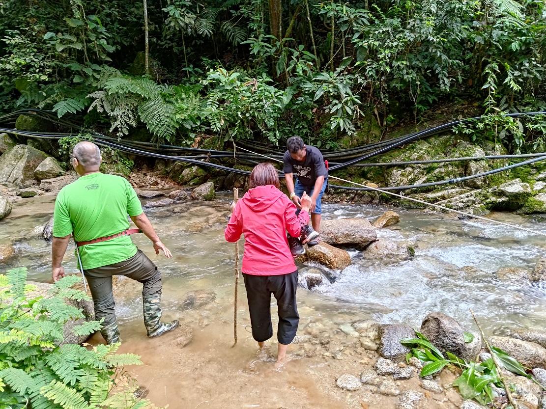 尋找之路雖未致於艱苦,但有時要赤腳涉水而行,並需要一點體力