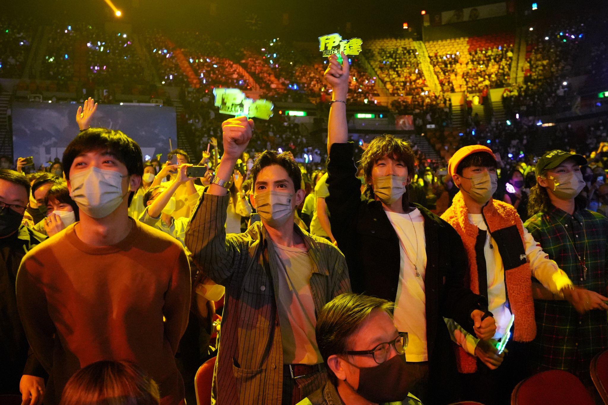 MIRROR四子興𡚒跳舞。