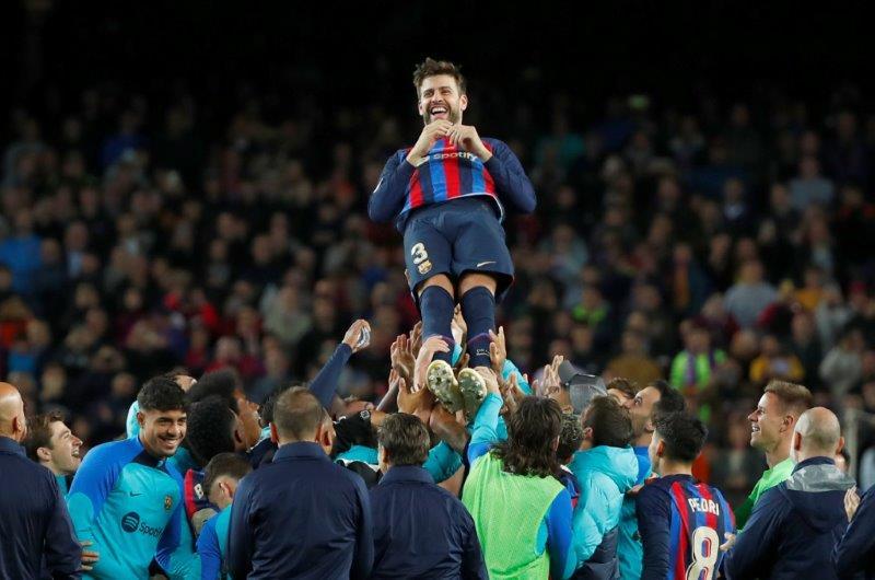 碧基被巴塞職球員拋起