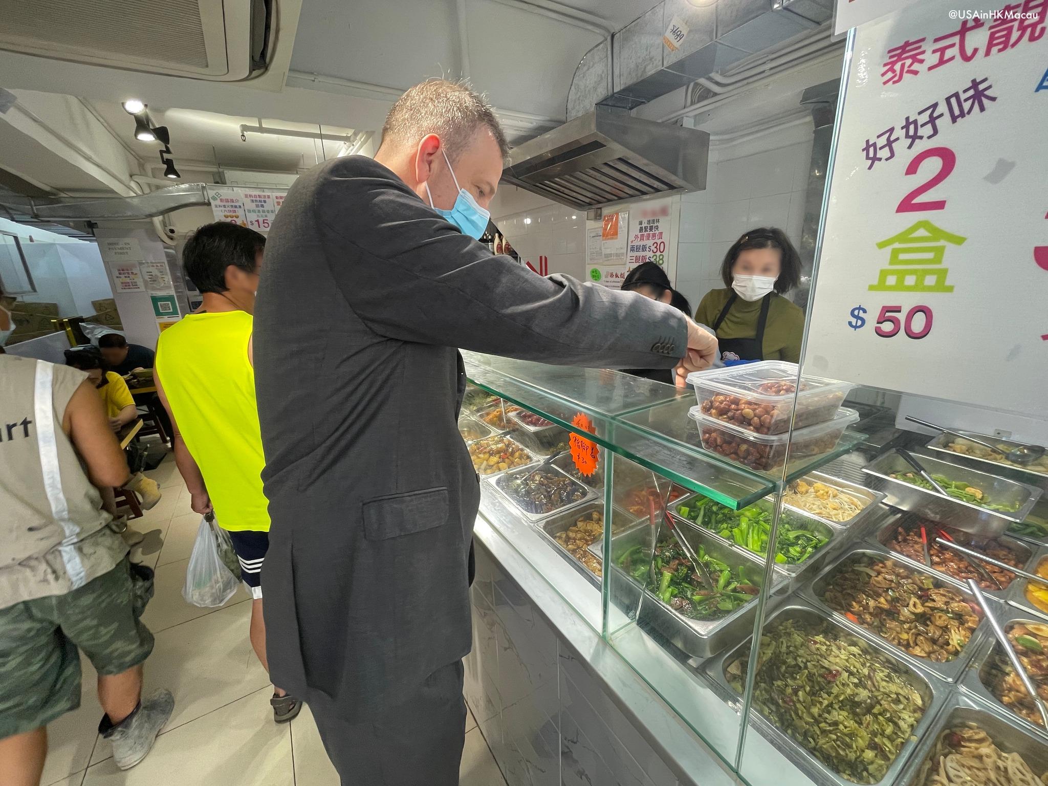 梅儒瑞落區買兩餸飯。(美國駐港澳總領事FB)