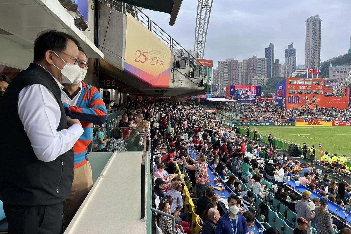 陳國基(左)到香港大球場觀賞七人欖球賽。(陳國基FB)