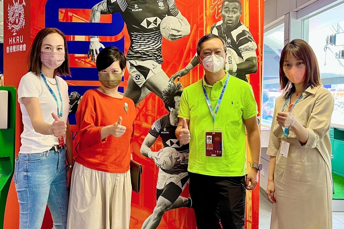 何永賢(左二)聯同戴尚誠(右二)、歐陽文倩(右一)及陳翠玲(左一)入場觀賽。(何永賢FB)