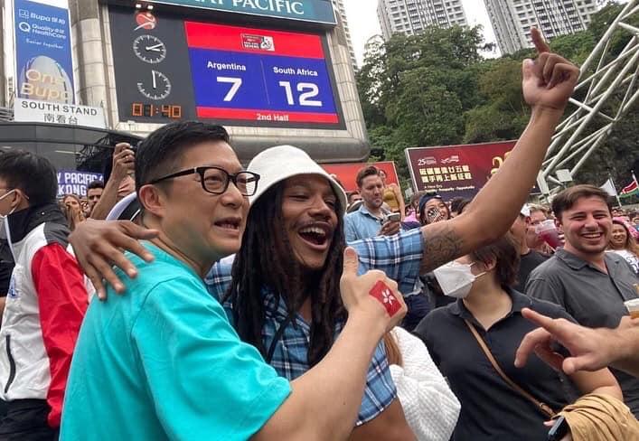 鄧炳強(左)到香港大球場觀賞七人欖球賽。(鄧炳強FB)