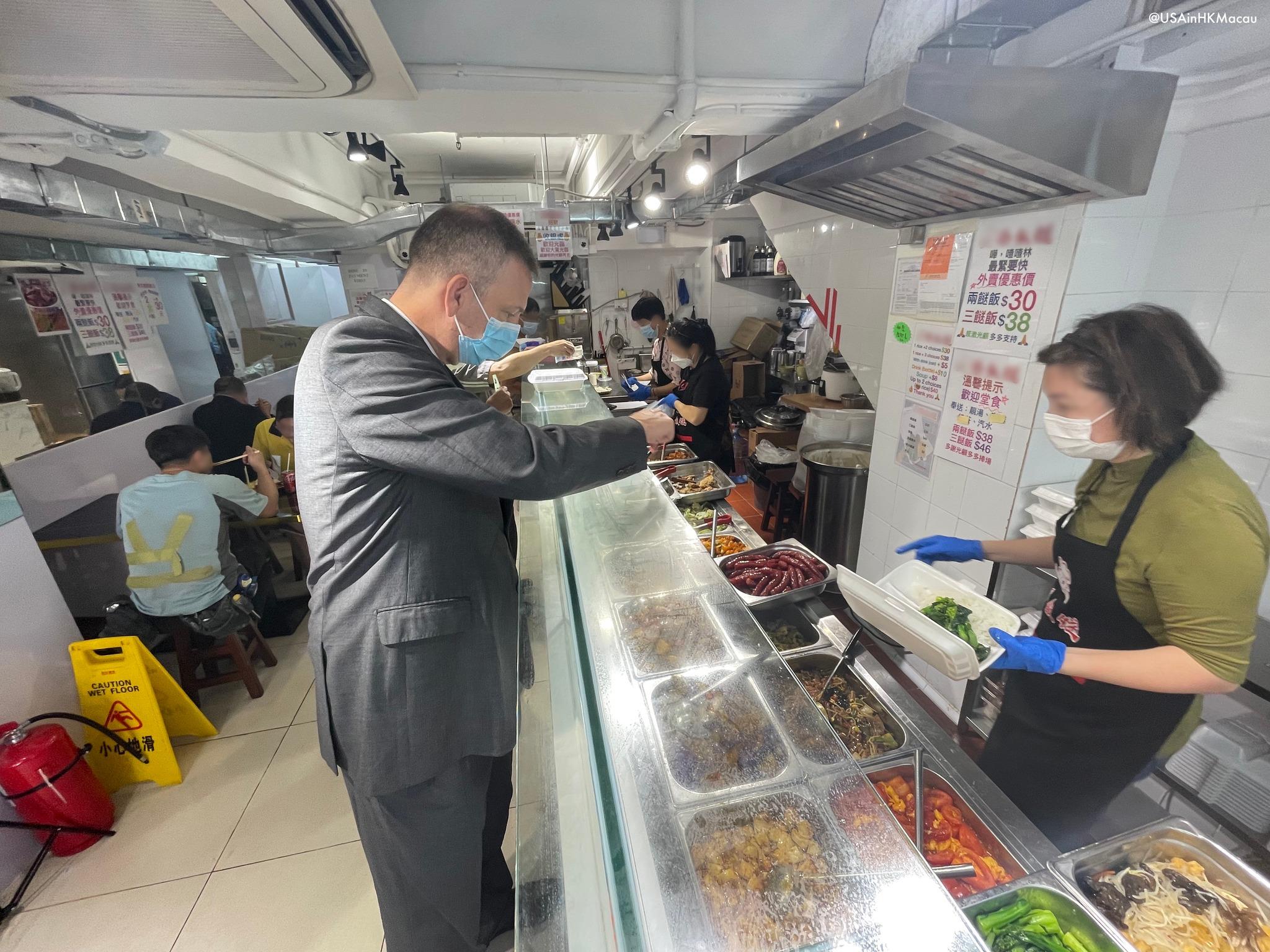 梅儒瑞買了臘味芥蘭+薯仔雞。(美國駐港澳總領事FB)