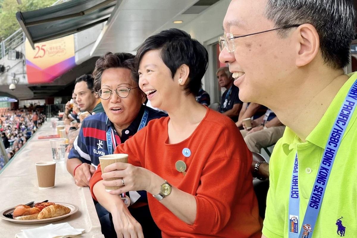 何永賢(右二)與戴尚誠(右一)入場觀賞七人欖球賽。(何永賢FB)