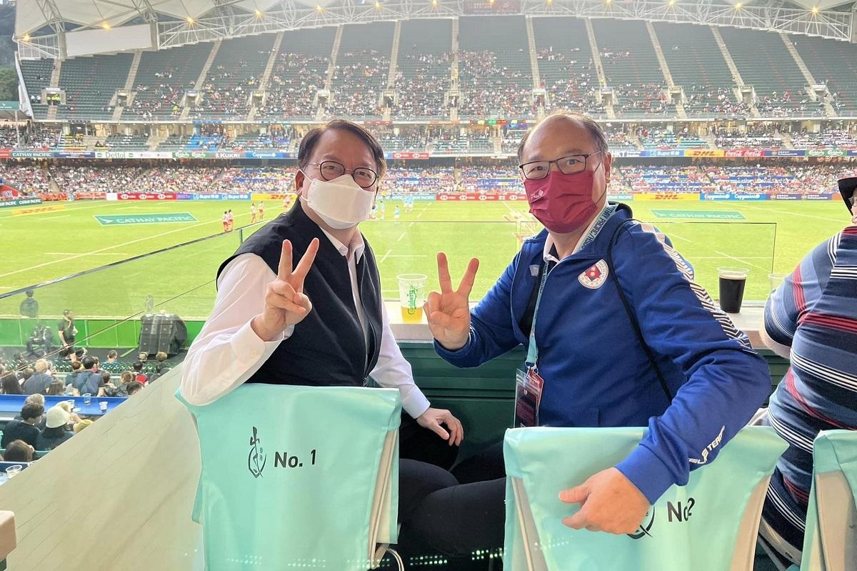 陳國基(左)到香港大球場觀賞七人欖球賽。(陳國基FB)