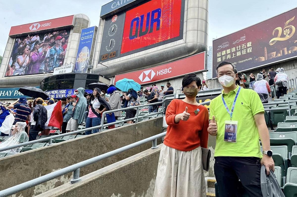 何永賢(左)與戴尚誠(右)入場觀賞七人欖球賽。(何永賢FB)