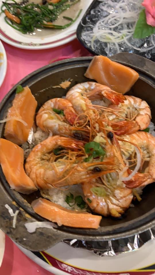 陳男將健身三文魚貼在大蝦煲邊「加熱」。(爆怨公社FB)