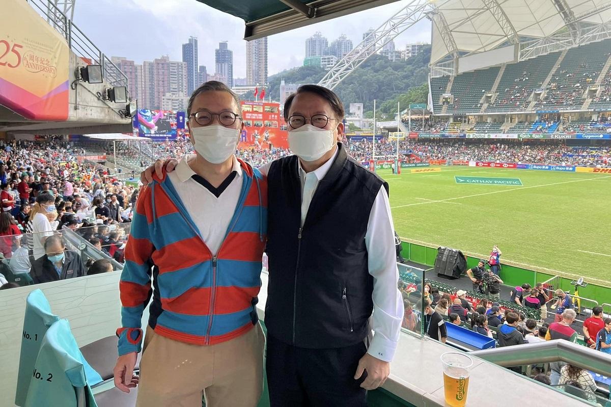 陳國基(右)及林定國(左)到香港大球場觀賞七人欖球賽。(陳國基FB)