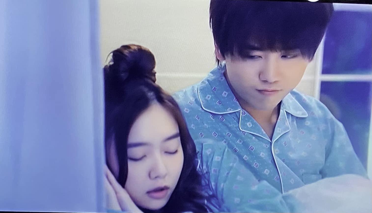 河馬(葛綽瑤飾)FF與阿孝(姜濤飾)甜蜜的同居生活,兩人還有「床上戲」。(截圖)