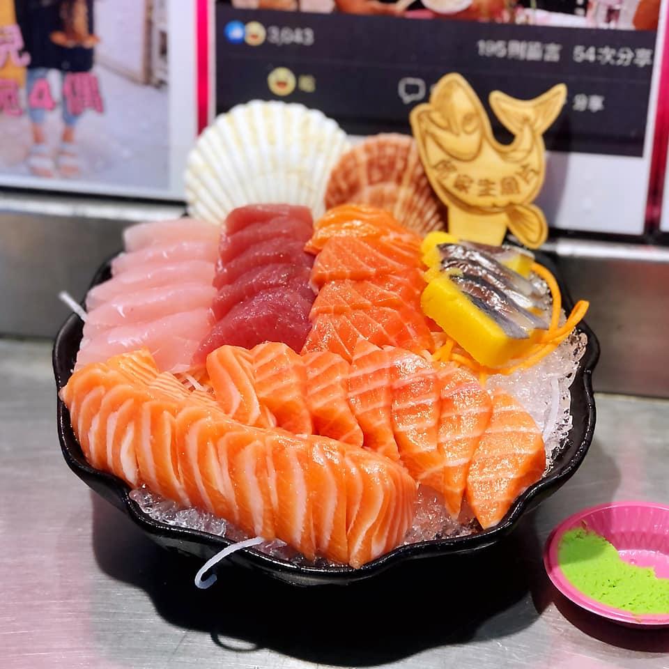 其他網民展示又便宜又好吃又沒健身的三文魚刺身。(爆怨公社FB)