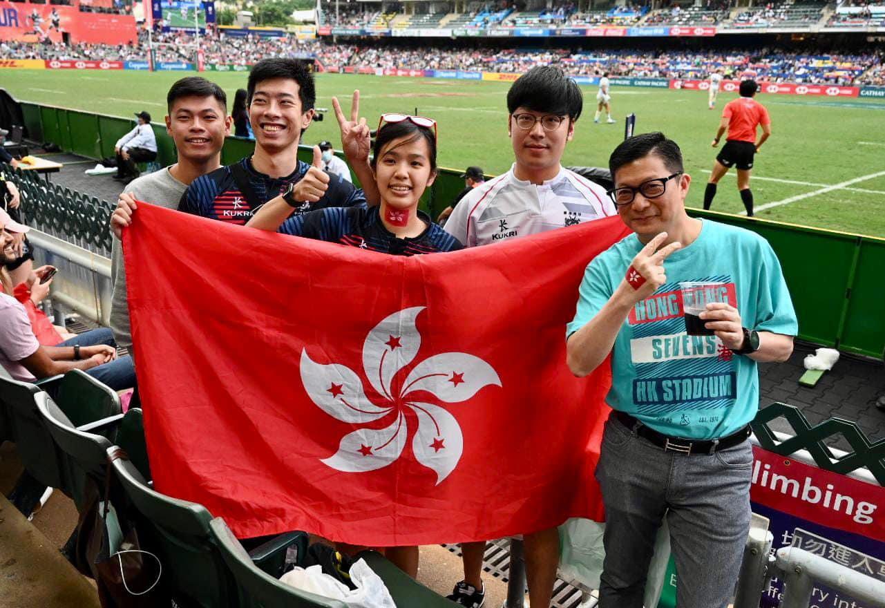 鄧炳強(右一)到香港大球場觀賞七人欖球賽。(鄧炳強FB)