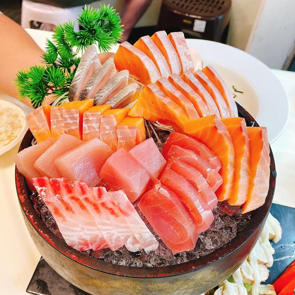 其他網民展示又便宜又好吃又沒健身的三文魚刺身。(爆怨公社FB)