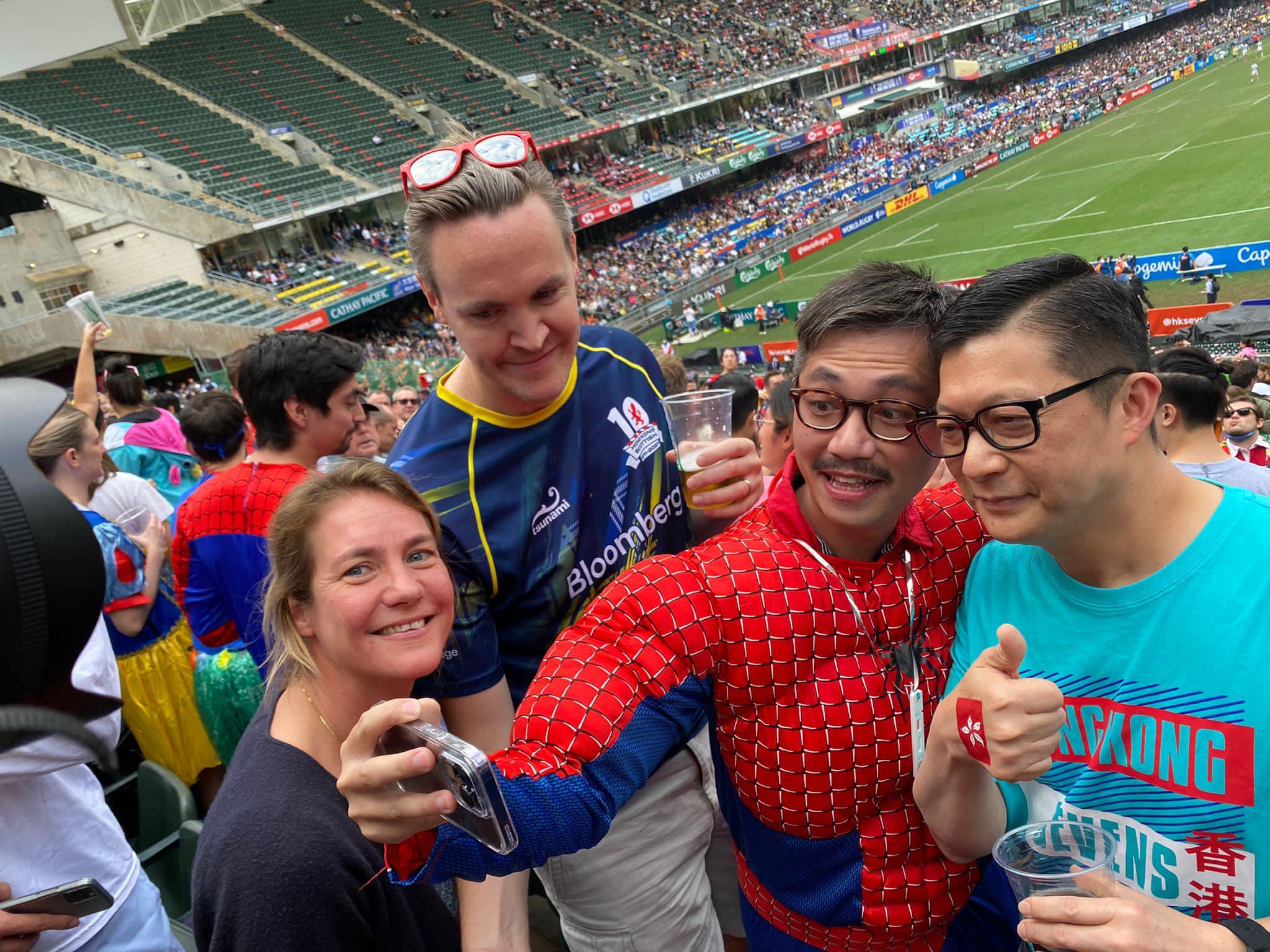 鄧炳強(右一)到香港大球場觀賞七人欖球賽。(鄧炳強FB)