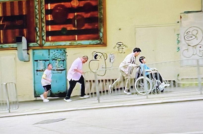 兩人在機舖遇上惡童,上演街頭逃亡。(《季前賽》截圖)