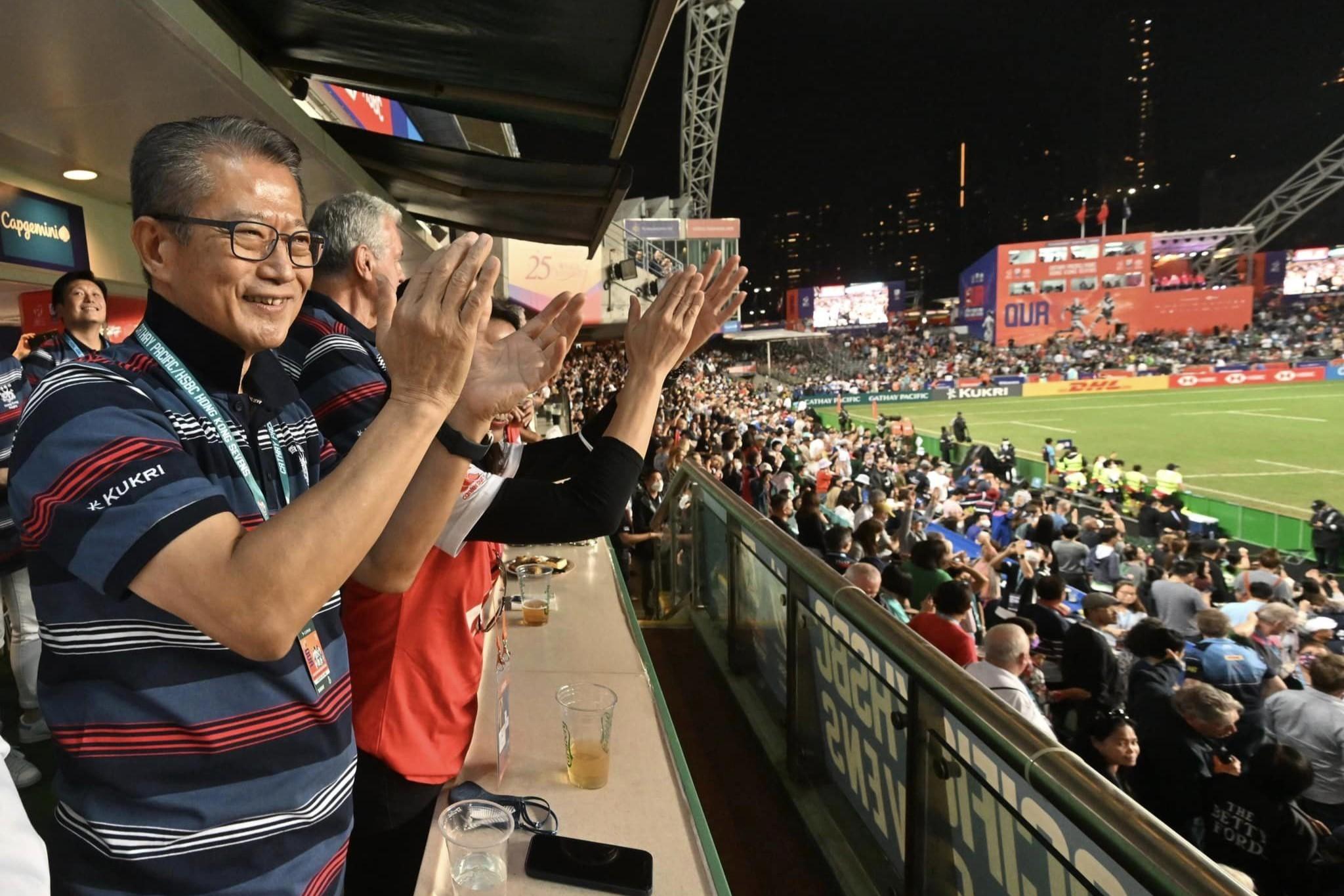 陳茂波(左)到香港大球場觀賞七人欖球賽。(陳茂波FB)
