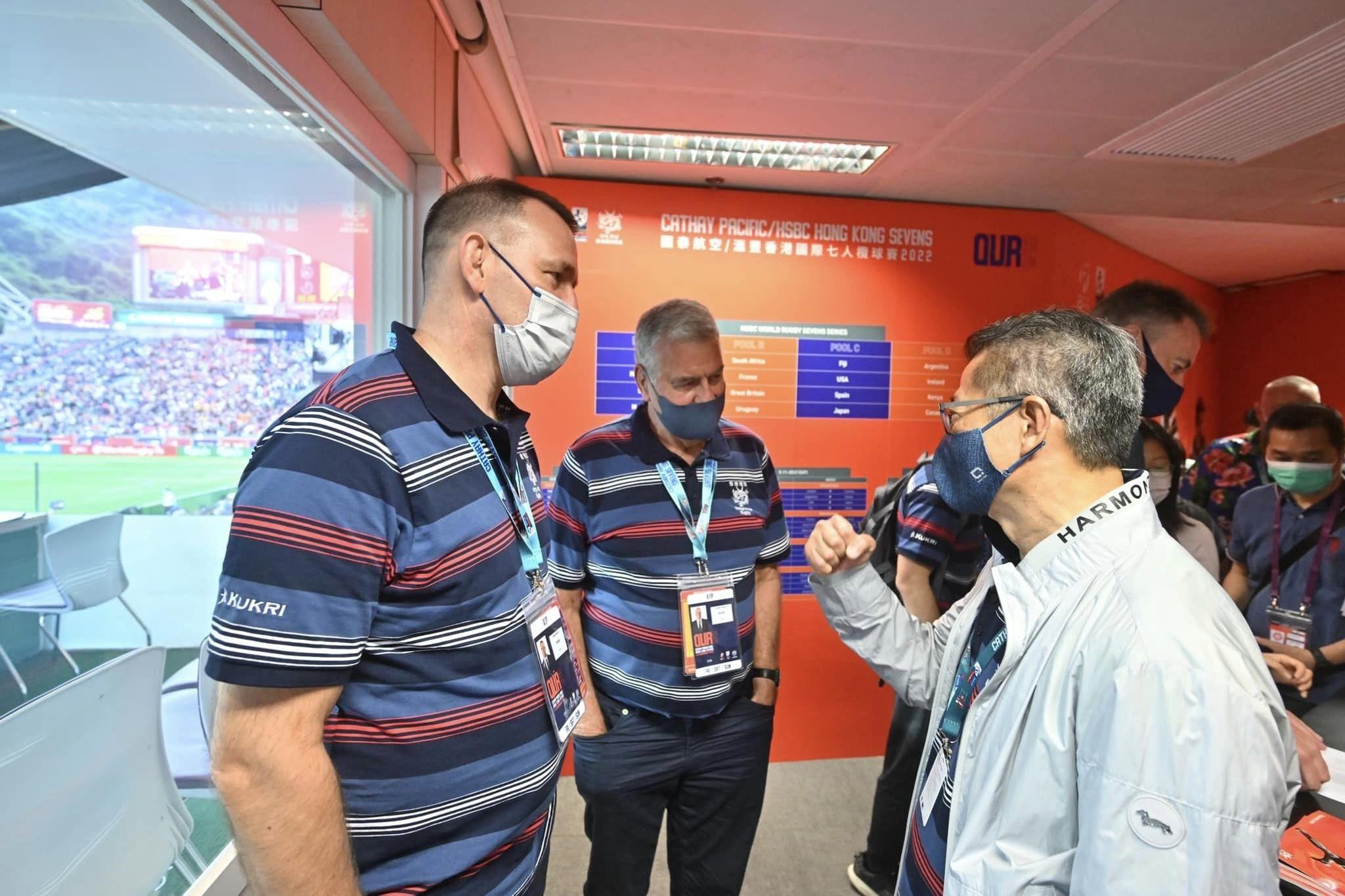 陳茂波(右)到香港大球場觀賞七人欖球賽。(陳茂波FB)