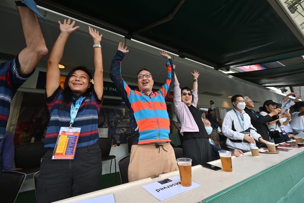 林定國(左二)到香港大球場觀賞七人欖球賽。(林定國FB)