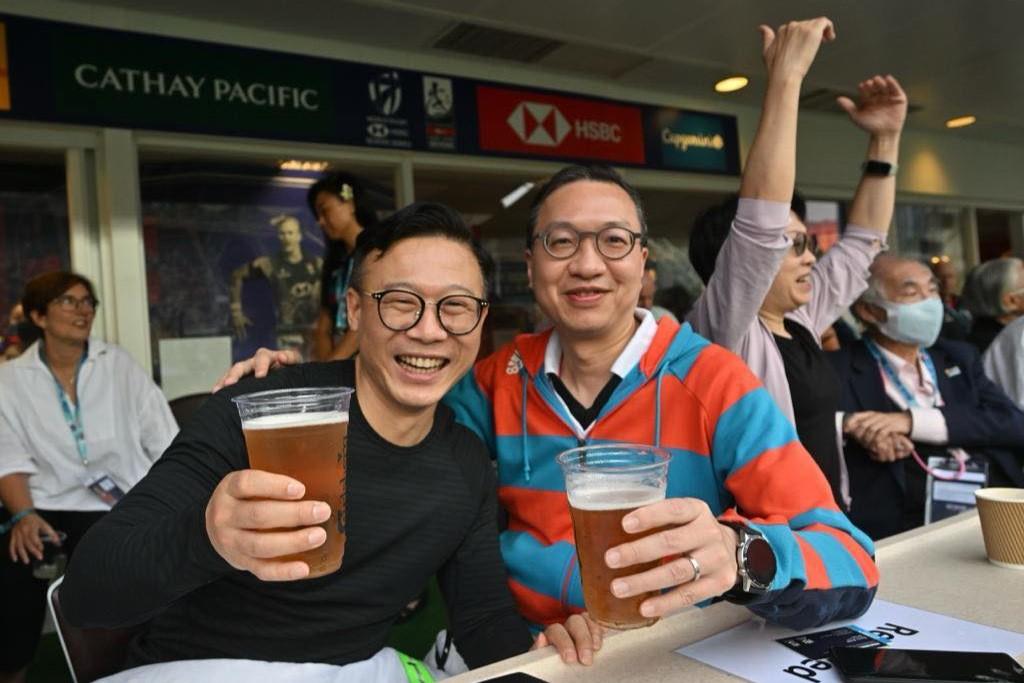 林定國(右)和張國鈞(左)到香港大球場觀賞七人欖球賽。(林定國FB)