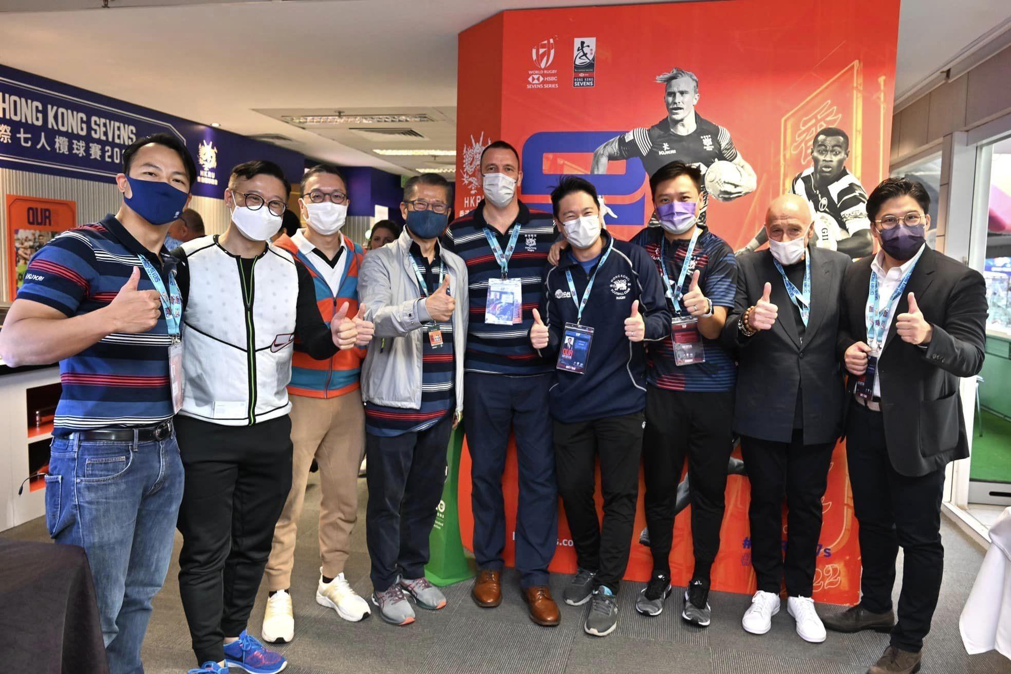 陳茂波(左四)、律政司正副司長林定國(左三)、張國鈞(左二)及部分立法會議員,今日到香港大球場觀賞七人欖球賽。(陳茂波FB)