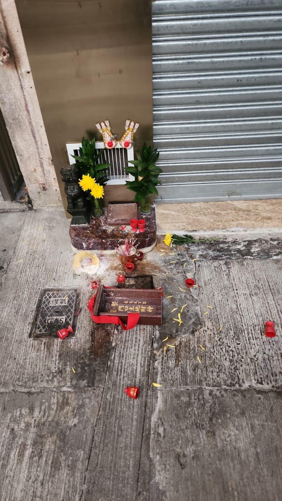 網上熱話|元朗男女街頭爭執 踢土地公洩憤捱轟