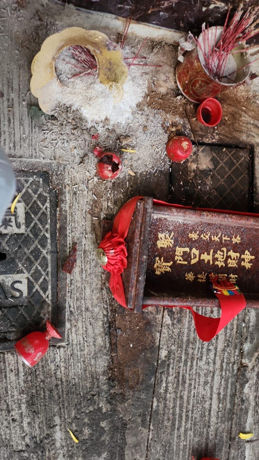 網上熱話|元朗男女街頭爭執 踢土地公洩憤捱轟