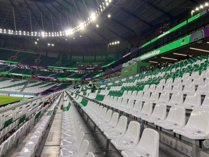 加納球迷執垃圾後,十多排座位一塵不染。(薩迪阿當斯twitter)