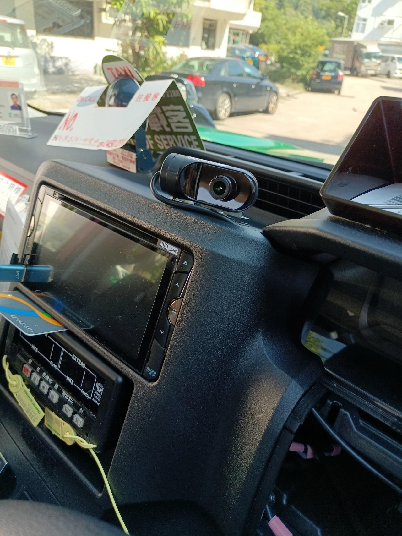 AI智能鏡頭會針對司機危險駕駛習慣,發出警示以制止意外發生