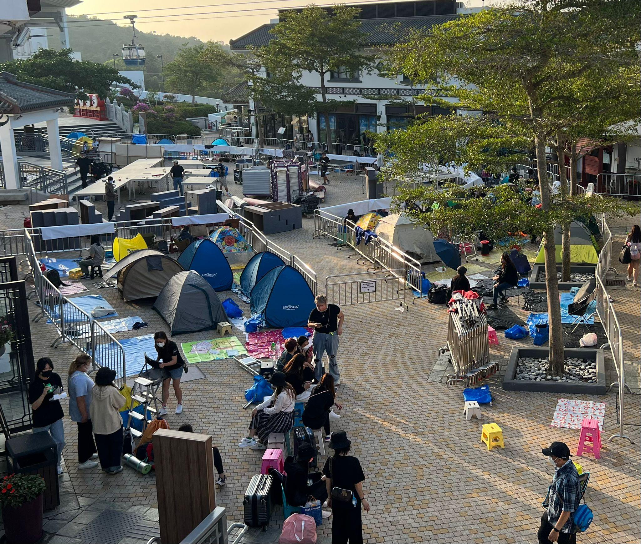 大批粉絲到昂坪市集紮營。