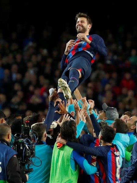 碧基被巴塞職球員拋起-2