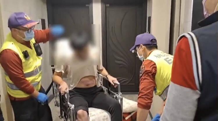 有受害者獲救時虛弱得要坐輪椅。(互聯網)