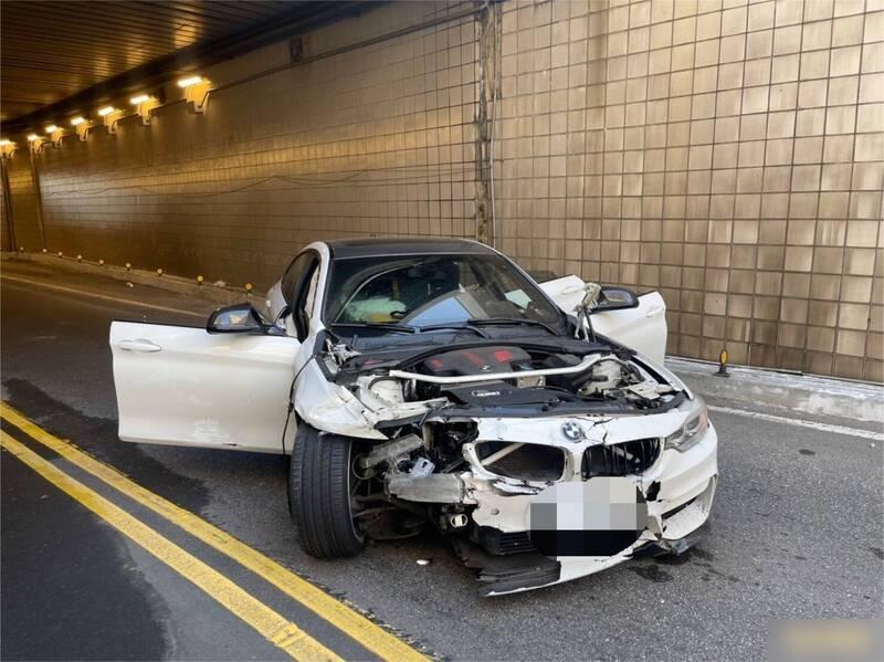 肇事私家車車頭嚴重撞凹。(互聯網)