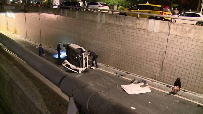 私家車被撞至翻側,車身嚴重損毀。(互聯網)