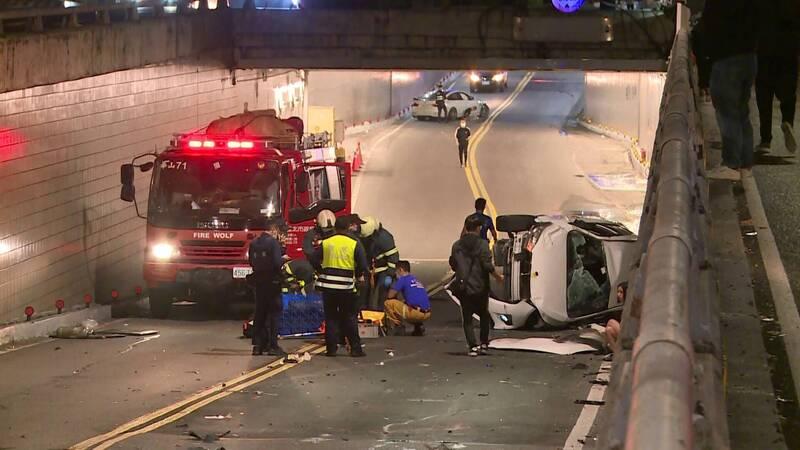 私家車被撞至翻側,司機被救出後傷重不治。(互聯網)