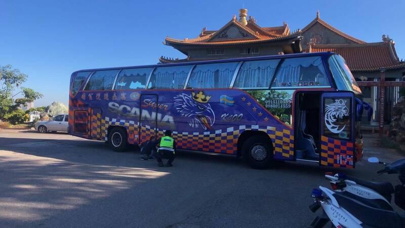 婦人蹲在旅遊巴旁綁鞋帶,結果被輾死。(互聯網)