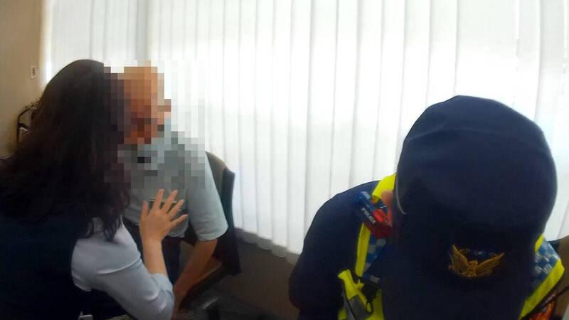 在銀行職員和警方勸說下,宋翁打消匯款念頭。(互聯網)