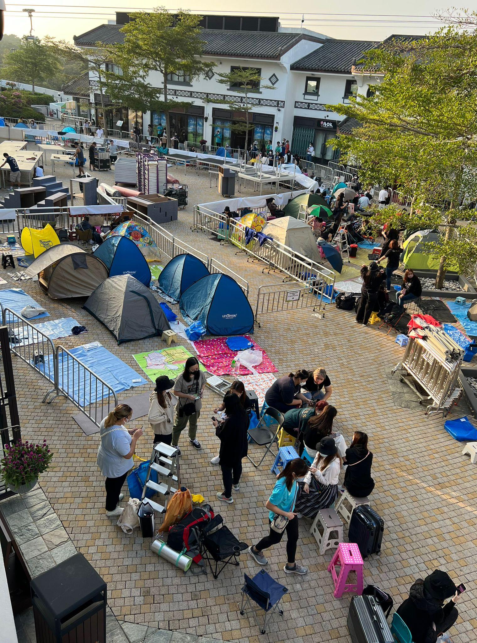 大批粉絲到昂坪市集紮營。