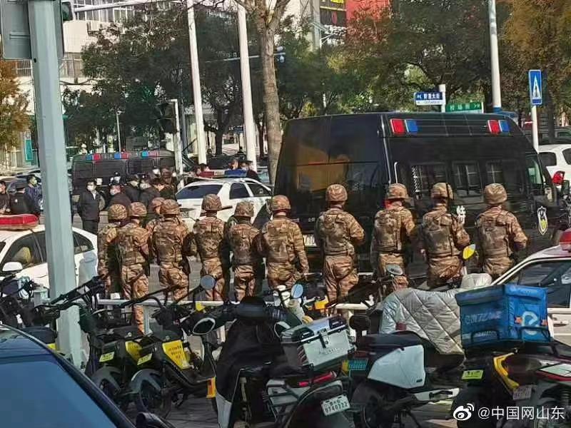 山東泰安市一家中國銀行據報發生搶劫案,大批武警、特警到場處置。(互聯網)